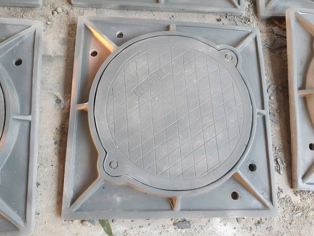 Kiểm tra và xem xét bề mặt của nắp hố ga composite