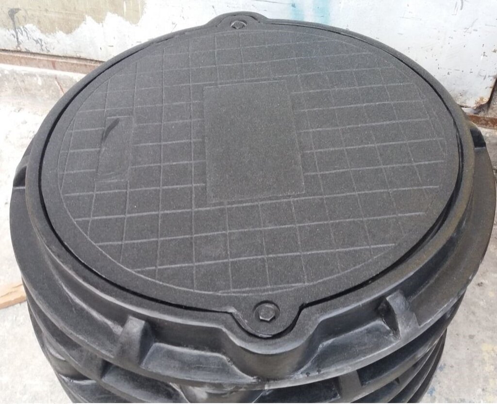 Hoàn thành việc vệ sinh và đóng lại nắp hố ga Composite